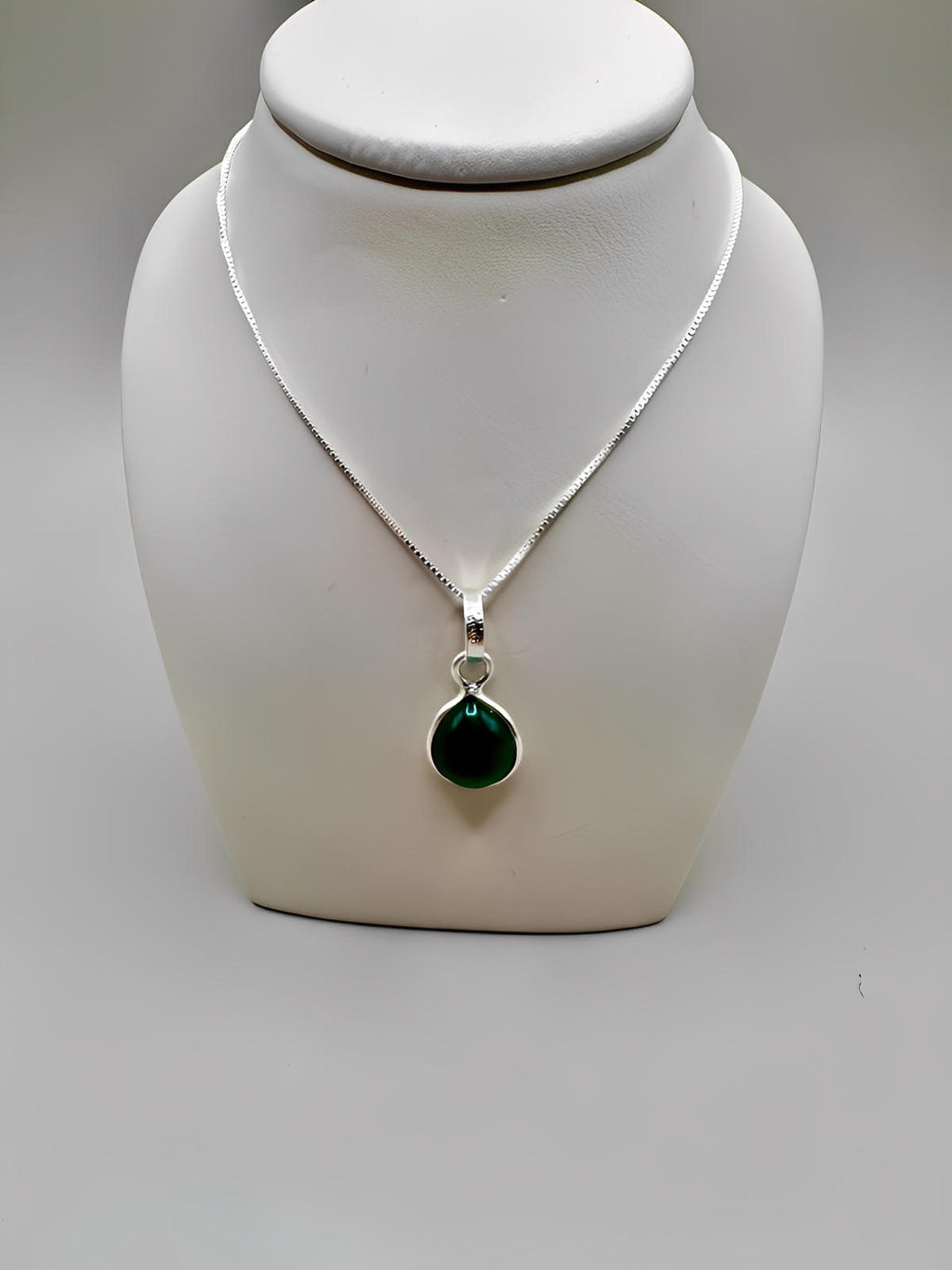 GREEN ONYX TEARDROP SILVER NECKLACE